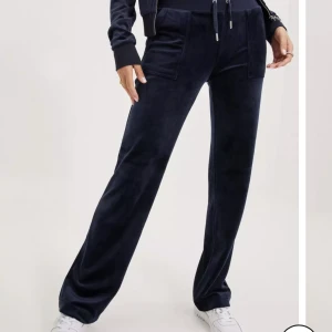 Juicy couture byxor  - Säljer ett par mörkblå juicy byxor i storlek S. Jag har använt dom minst två gånger o inte mer. Säljer dom för att dom är stora och pris går att diskutera☺️  Möter bara upp i Stockholm 