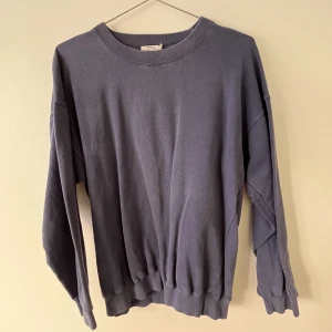 Crewneck - Crewneck tröja i typ lilablågrå färg, sliten på ett snyggt sätt!