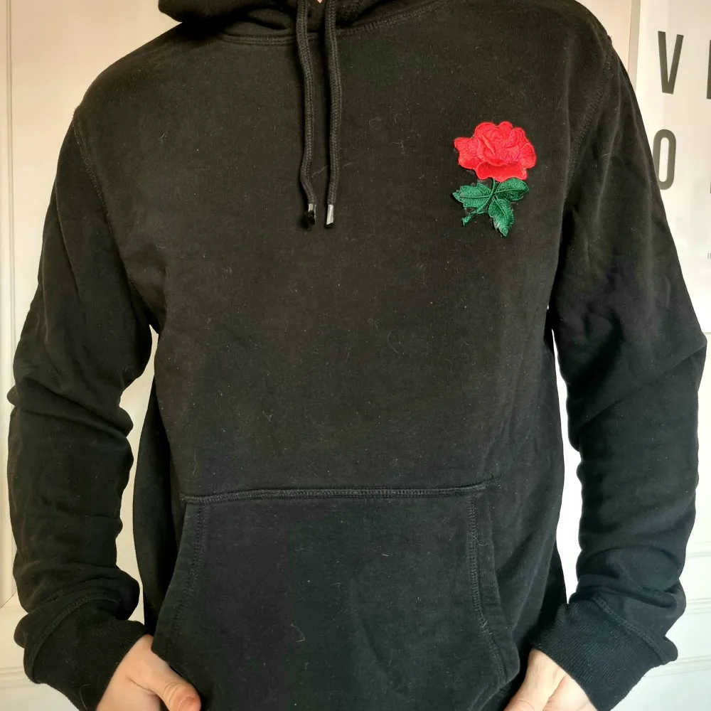 En hoodie från H&M, med egenbroderad ros.. Hoodies.