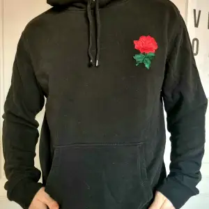 En hoodie från H&M, med egenbroderad ros.