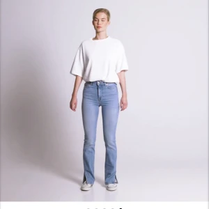 Bootcut jeans med slits - Jeans från lager 157 orginalpris 300 men kommer ej till användning och är i bra skick 