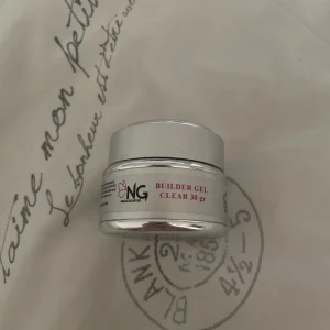 Nagel gelé  - Säljer ett nagelgele från nagelgiganten, då jag köpte fel gelé. Den härdas i UV lampa och är inte använda något! Frakten diskuteras 