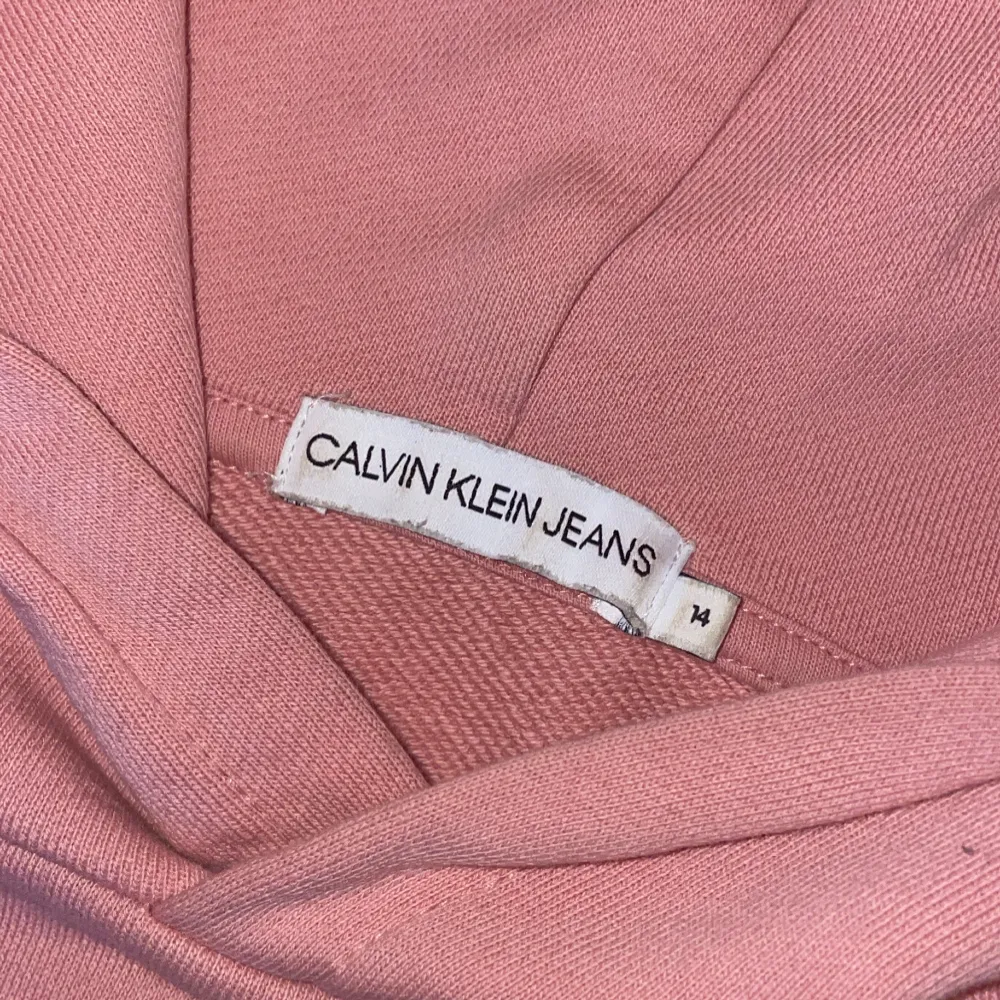 Säljer min rosa Calvin Klein Jeans Hoodie i storlek 14 (164 cm) pågrund av att den inte kommer till användning, använd få gånger och har inget direkt tecken på att den är sliten. Pris kan diskuteras, skriv för fler bilder. 💕💕. Hoodies.