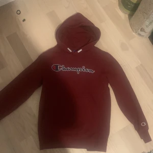 Champion hoodie - En vinröd Champion Hoodie som inte kommer till användning 