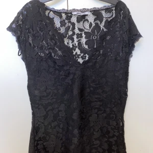 Jättefin Spetstopp från Gina Tricot - Jättefin Spetstopp från Gina tricot med urringning. storlek M, Tyvärr var den för liten för mig😫