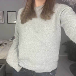 Stickad mysig tröja  - Säljer denna snygga stickade tröja dö den tyvärr inte kommer till användning❣️