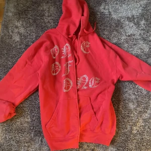 Kläder  - Säljer min röda oneofone tröja, bra skick inga diamanter som lossnat. Säljer för den blivit för liten 