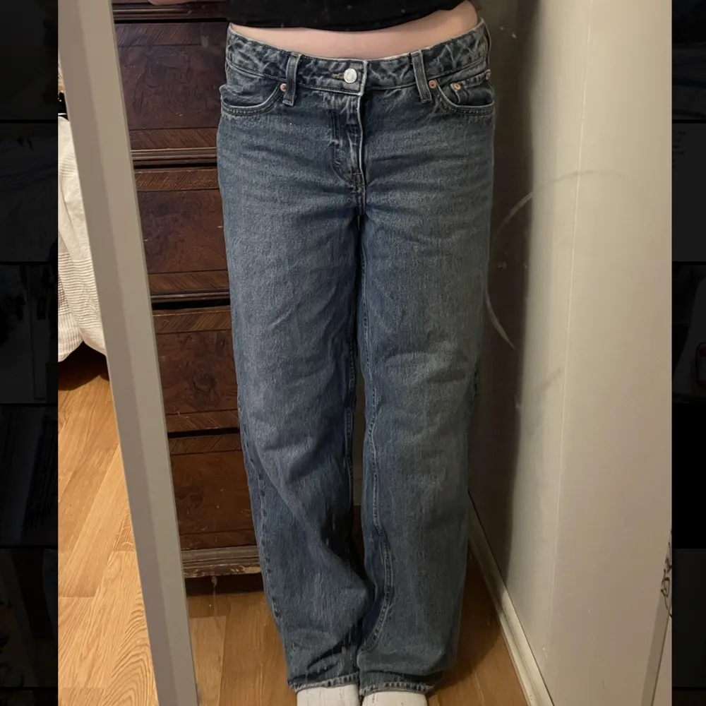 Jeans i modellen ”ample” från weekday. Low waist vida i strlk 27waist 34längd. Så fina och typ slutsålda på hemsidan. Jag är 173cm för referens. Jeans & Byxor.