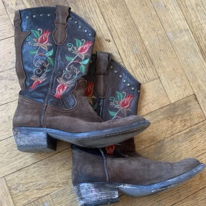 COWBOY BOOTS - Sjukt fina boots i pvc läder med brodyr. Klackarna är lite slitna och det sticker ut lite trådar här o var men inget som är särskilt märkbart när dom är på, och de kan säkert fixas med lite kärlek. Hon jag köpte dom av sa att dom är från sent 90-tal.