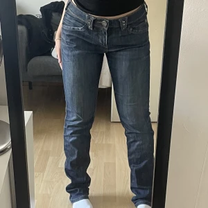 Mörkblå jeans - Storlek 40 men ganska små i storleken då jag oftast har 36:) Jag är 162 cm och de är lite för långa på mig. 🫶🏼