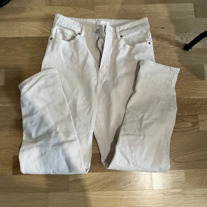 Beiga jeans  - Oanvända, baggy jeans. 