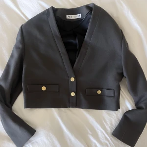 Kort blazer - Slutar precis över naveln. Så snygg till högmidjade kostymbyxor tex. Militärgrön färg som inte syns bra på bilden