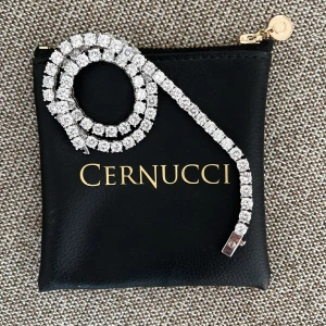 Halsband - Rostfritt. Det är vitt guld. 