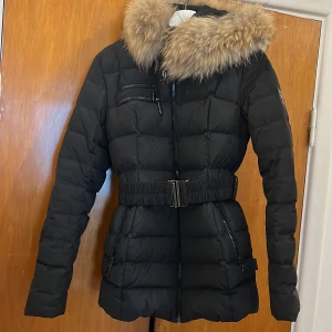 Vinterjacka Hollies - Vinterjacka i bra skick. Sparsamt använd. Värmer mycket bra när det är som kyligast. Kan gå ner i pris.