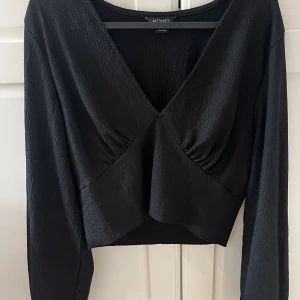 Svart blus  - Svart blus med puffärmar. Använd endast 1 gång 