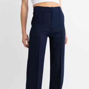 Marinblåa kostymbyxor  - Populära kostymbyxor från madlady i Strl 34- Regular! I bra skick 💙 skriv vid frågor 