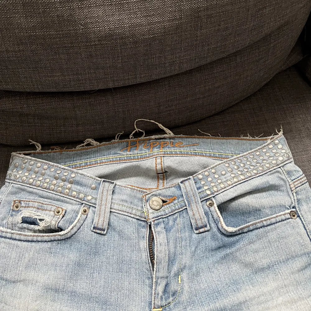 Säljer dessa jätte fina ljusblåa lågmidjade jeans för att dom är för små i midjan:( står att dom är i stolek S men midjemåttet är ca 74-75 och innerbenslängden är 80cm dom passar mig i längden som är 170💕💕. Jeans & Byxor.