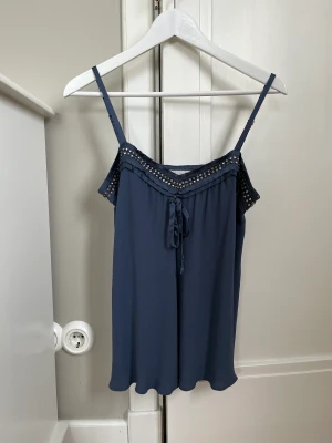 Topp - Linne från Stella McCartney for H&M i siden. Storlek 36/s och banden går att justerna. I fint skick☺️