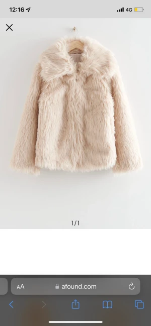 Pälsjacka beigh - Såå snygg jacka från &Other Stories som är helt slutaåld. Orginalpriset är 2500 på ASOS men kom gärna med egna bud. Andvänd 4-5 gånger och är i superbra skick.