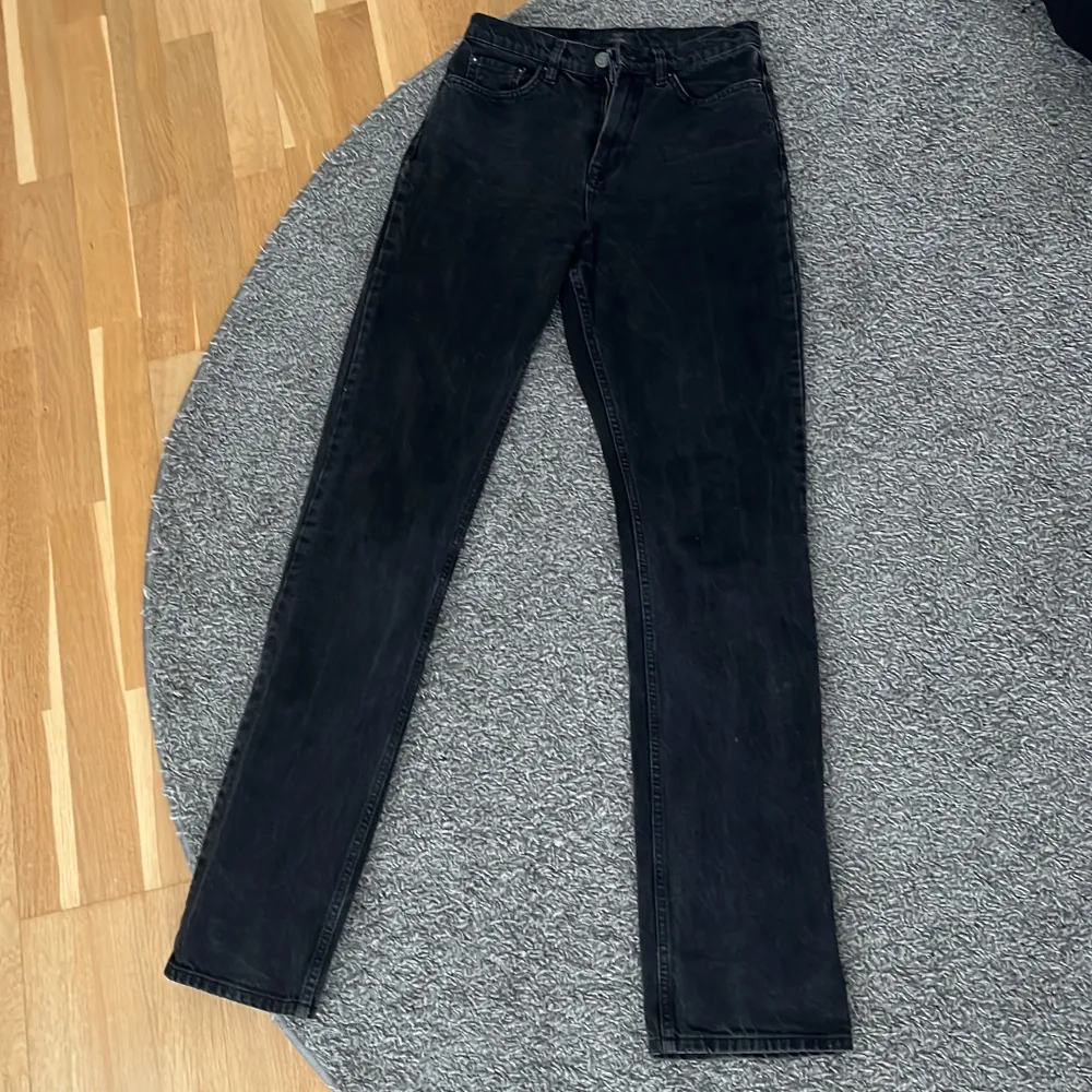 Ett par svarta skitsnygga Nelly jeans som sitter perfekt, de är lite längre i modellen så passar även längre tjejer❤️Jag har vanligtvis 36 i storlek men 34 blev bra, annars var de för stora i både midjan och passformen. Originalpris 500-600 kr❤️. Jeans & Byxor.