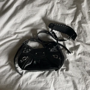 Shein väska - Svart med nitar