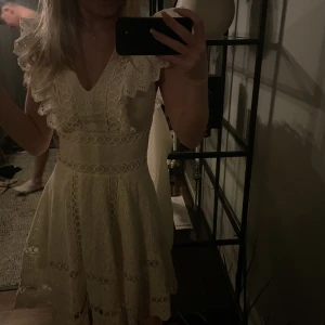 Klänning vit  - Supersöt krämvit klänning från bik bok. Använd två gånger i väldigt fint skick. Stl XS 🤍Köptes för 800kr. 