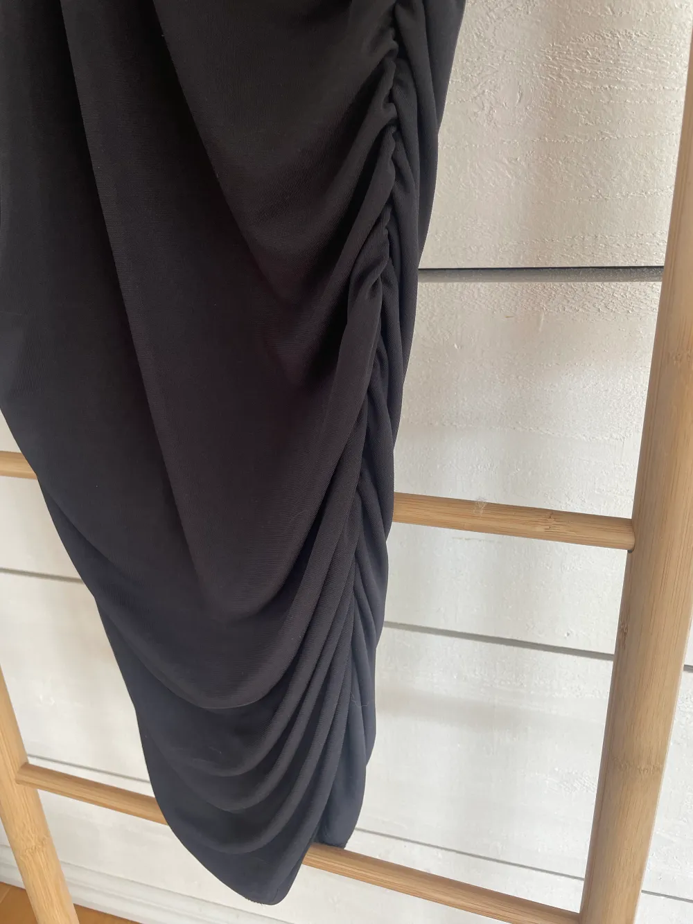 Snygg klänning med band från när kollektionen frontad av Hanna schönberg. 🌸Den är tyvärr för kort för mig och är därav endast använd en gång . Klänningar.