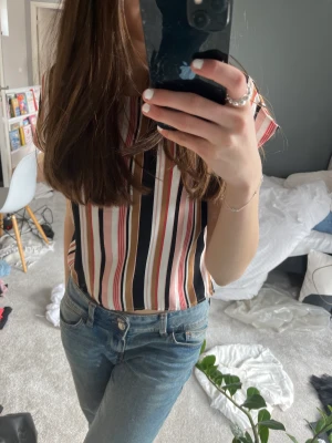 Tröja  - Säljer denna jättefina tröja, använd ett fåtal gånger men fortfarande nyskick 