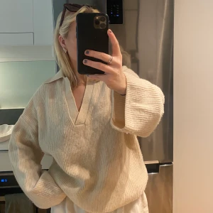 & other stories stickad tröja - Säljer denna superfina stickade tröjan från & other stories då den inte kommer till användning. 100% ull. Storlek S. Nypris tror jag var runt 900kr! 