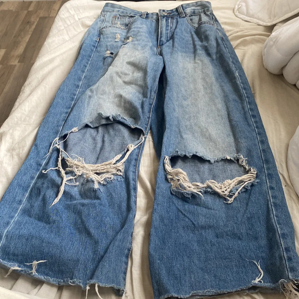 Säljer mina jeans från SHEIN storlek xs. Kontakta mig vid köp av flera grejer . Jeans & Byxor.