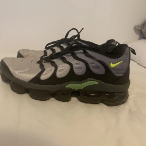 Nike air vapormax plus - Dom är använda ett par gånger men inte så slitna. 