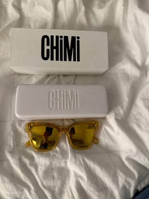 Säljer mina gula chimi solglasögon för 400kr plus frakten dom används inte längre och har köpt ett par nya. Modellen är 05 köpte dom nya för 1200. 