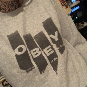Obey sweatshirt  - Använd men bra Tjej storlek