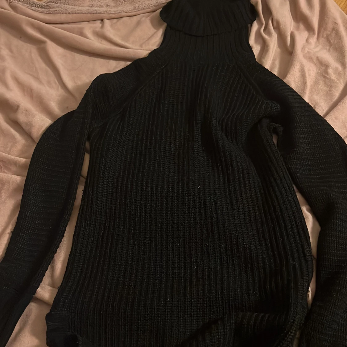 Stickad tröja slits och tjock krage