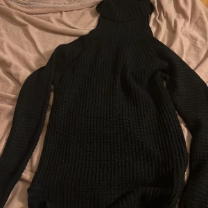 Stickad tröja slits och tjock krage - Snygg lång stickad tröja med slits finns ej längre i butik