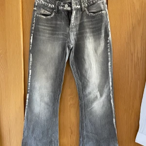 Bootcutjeans  - Jättefina lågmidjade bootcut jeans. Framhäver bra kurvor samt snygga detaljer på byxfickorna. Dessvärre för små för mig! 