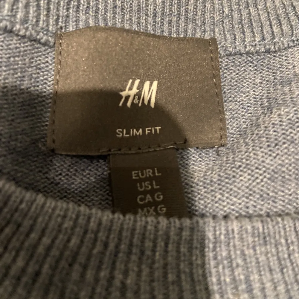 Tjena! Säljer en skön grå sweatshirt från HM eftersom att den är för stor för mig. aldrig använd och 10/10 skick. 100% bomull. Bara att höra av sig om du undrar något!. Hoodies.