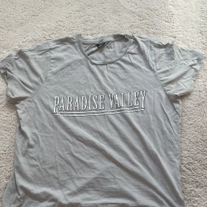 Tröja  -  Pyjamas tröja: lite missfärgad vid armhålorna men annars i ett väldigt bra skick och ren! (Samt den är i storlek XL men är som storlek M oversized  