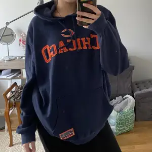 Säljer en oversized NFL hoodie som är jättebekväm och snygg💓Frakt står du för själv!💕