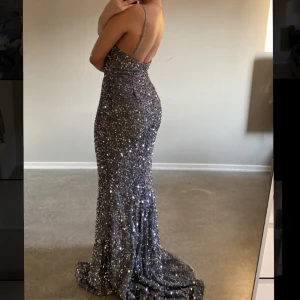 Balklänning  - Säljer nu min fina balklänning från förra året som endast använts 1 gång. Lite stor i bysten på mig annars sitter den bra på mig som är 160💖 