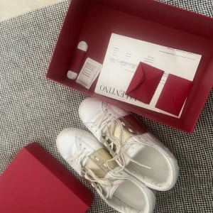 Valentino Garavani Skor, Guld - Dessa skor har använts i ca 1 år. Vid köp får du med Nya skosnören, Kvitto ifall du senare vill sälja själv och självklart Box med skorna i. Jag säljer dem för 2440kr men priset kan diskuteras, säljer dessa skor då nypriset ligger på ca 6 300kr❣️