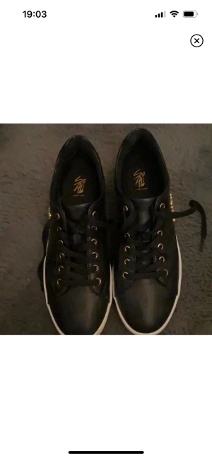 Snygga skor (helt nya) - Säljer dessa sneakers storlek 39! Säljs för 290 kr plus 66 kr frakt 🚚 fina detaljer. Dessa skor är så perfekta och snygga nu inför sommaren! Först i kvarn. 