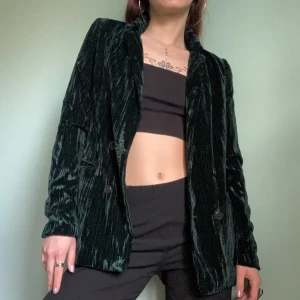 Dark green velvet blazer  - Såå snygg mörkgrön blazer i crushed velvet🦚 från H&M, köpt secondhand men i felfritt skick! Sitter tajt på mig som är strl 38/M, så passar uppskattningsvis strl 34-36 bäst! Det står strl 36