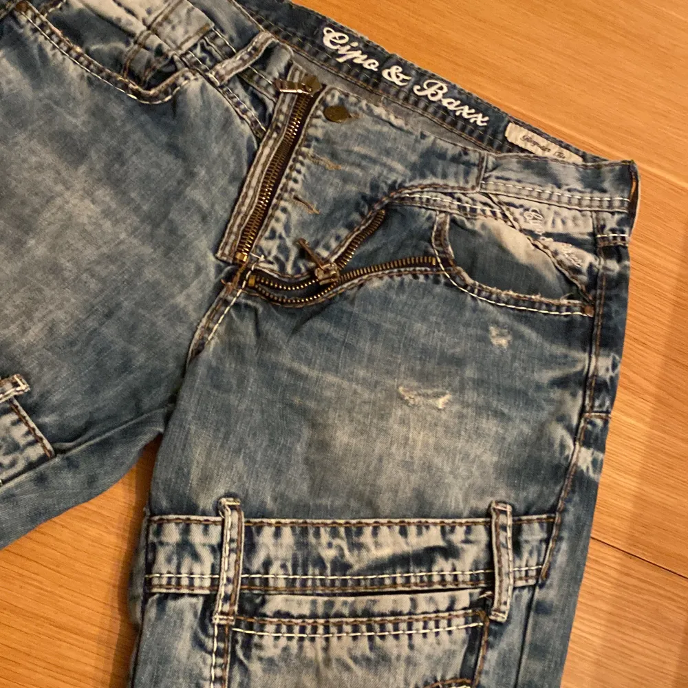 Ursnygga jeans med galna detaljer som dragkedjor, fickor längs låren med mera. Även en galen blekning/wash på byxorna som gör dem extra snygga. Osäker om jag vill sälja dessa! Storlek L Regular Fit Längd 107cm Midja 45x2 Skriv om det finns några frågor :). Jeans & Byxor.