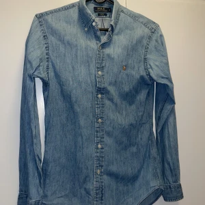 Ralph Lauren Jeansskjorta - Jeansskjorta i Bomull från Ralph Lauren. Fint skick Slim fit  Nypris 1395kr