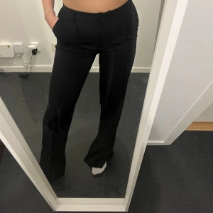 Kostymbyxor med sluta  - Säljer dessa kostymbyxor med slits från NA-KD, lappen är kvar