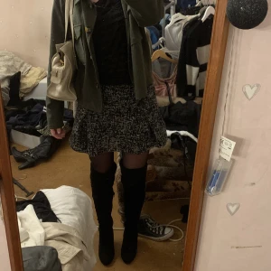 långs stövlar - så så så fina långa stövlar som jag tyvärr är alldeles för klumpig för att kunna använda. de är i storlek 36,5! väl använda med det syns inte på dem💓