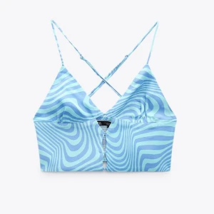 Topp från Zara - Snygg blå croptop från Zara som tyvärr blivit för liten , använd endast en gång. Storlek S.
