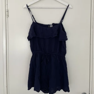 Playsuit  - Från H&M, storlek 40 men passar mig som har M i kläder. Playsuit alltså shorts och topp som sitter ihop. Lite skrynklig men fortfarande bra skick
