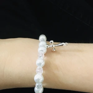 Armband kors specialbeställda i olika färger - Jag säljer armband som görs i olika färger med kors på!🤍